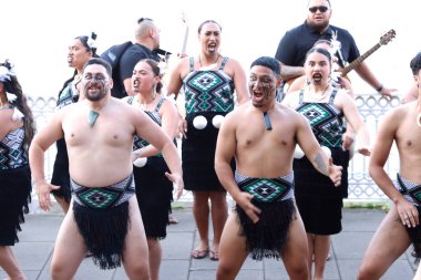 Haka gösterisi sırasında geleneksel halk dansçıları