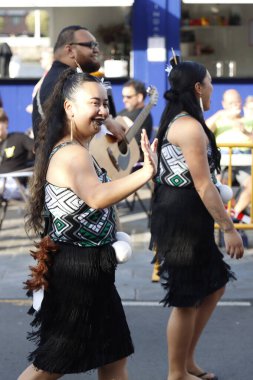 Haka gösterisi sırasında geleneksel halk dansçıları