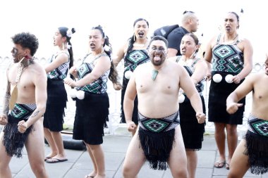 Haka gösterisi sırasında geleneksel halk dansçıları