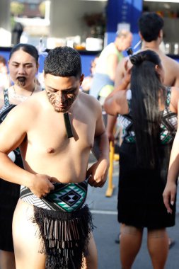 Gösteri sırasında Maori halk dansçıları