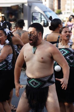 Gösteri sırasında Maori halk dansçıları