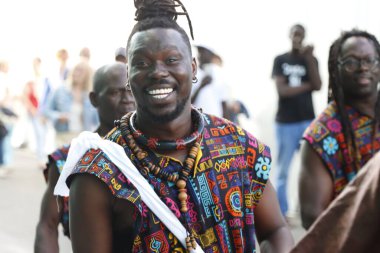  Bir festival sırasında Kenyalı davulcular