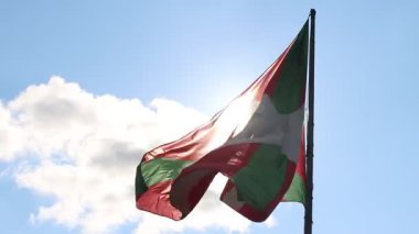 Bask bayrağı havada dalgalanıyor.