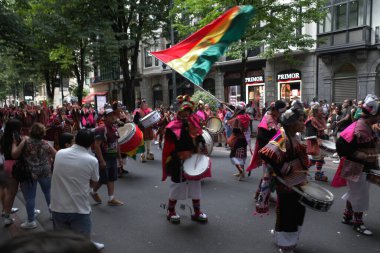Geleneksel Halk Dansçıları ve Yürüyüşçülerle Bolivya 200. yıl Geçidi