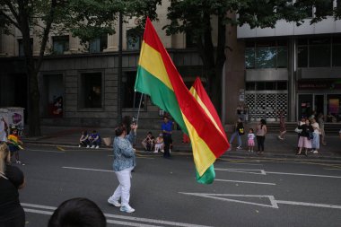Geleneksel Halk Dansçıları ve Yürüyüşçülerle Bolivya 200. yıl Geçidi