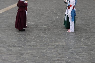 Sokakta Bask halk dansı gösterisi