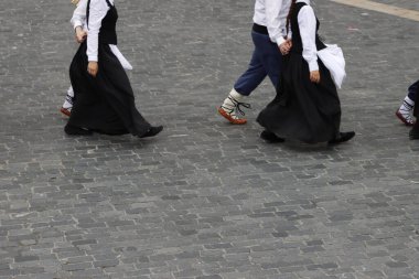 Sokakta Bask halk dansı gösterisi