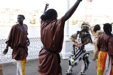 Sokakta müzik çalan Afrikalı halk dansçıları
