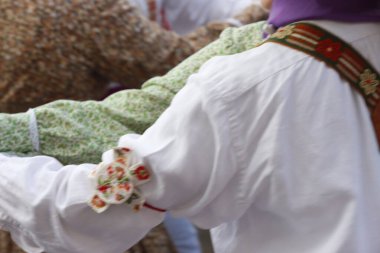 Sokaktaki basklı halk dansçıları