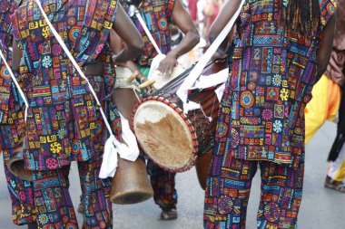 Sokakta müzik çalan Afrikalı halk dansçıları