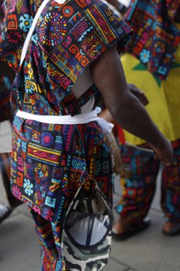 Sokakta müzik çalan Afrikalı halk dansçıları