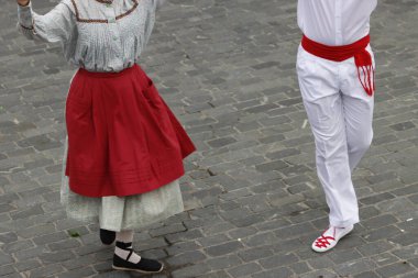 Sokakta Bask halk dansı gösterisi