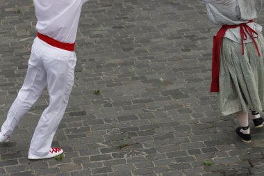 Sokakta Bask halk dansı gösterisi