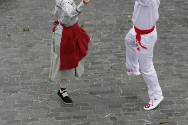 Sokakta Bask halk dansı gösterisi