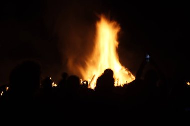Ateşli bonlar ve havai fişeklerle dolu gece etkinliği