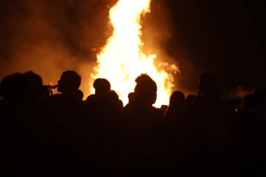 Ateşli bonlar ve havai fişeklerle dolu gece etkinliği