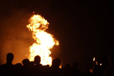 Ateşli bonlar ve havai fişeklerle dolu gece etkinliği