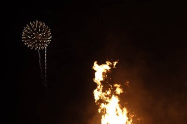 Ateşli bonlar ve havai fişeklerle dolu gece etkinliği