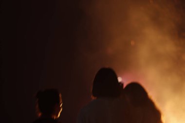 Ateşli bonlar ve havai fişeklerle dolu gece etkinliği