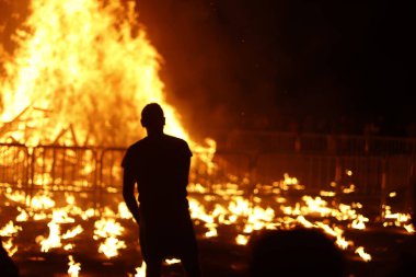 Ateşli bonlar ve havai fişeklerle dolu gece etkinliği