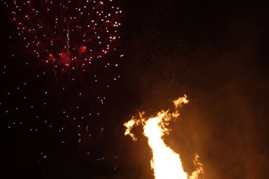 Ateşli bonlar ve havai fişeklerle dolu gece etkinliği