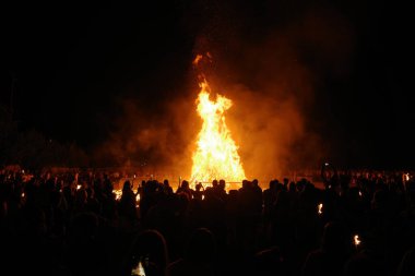 Ateşli bonlar ve havai fişeklerle dolu gece etkinliği