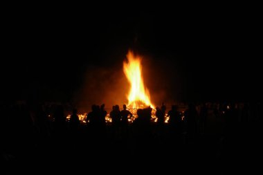 Ateşli bonlar ve havai fişeklerle dolu gece etkinliği