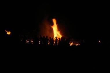 Ateşli bonlar ve havai fişeklerle dolu gece etkinliği
