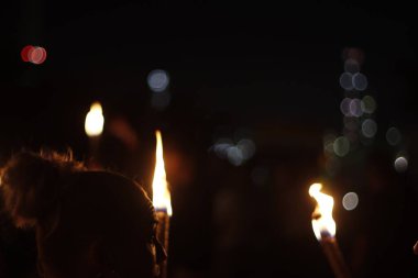 Ateşli bonlar ve havai fişeklerle dolu gece etkinliği