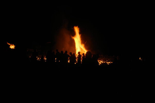 Ночное мероприятие с огненными шарами и фейерверками