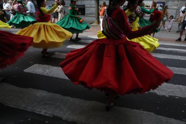  Geleneksel Halk Dansçıları ve Yürüyüşçülerle Bolivya 200. yıl Geçidi
