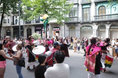  Geleneksel Halk Dansçıları ve Yürüyüşçülerle Bolivya 200. yıl Geçidi