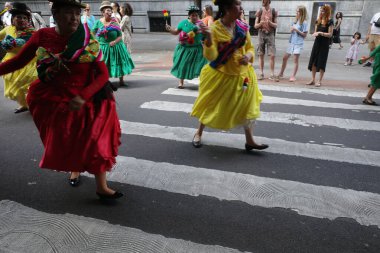  Geleneksel Halk Dansçıları ve Yürüyüşçülerle Bolivya 200. yıl Geçidi