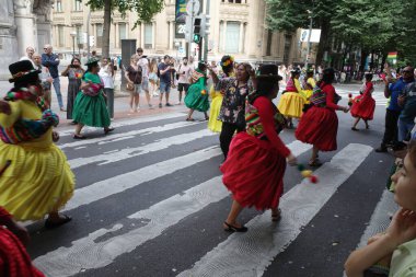  Geleneksel Halk Dansçıları ve Yürüyüşçülerle Bolivya 200. yıl Geçidi