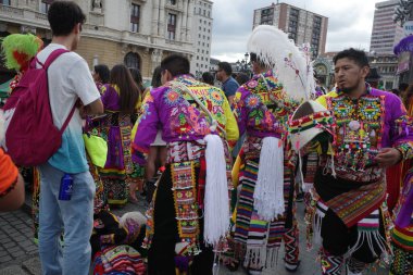  Geleneksel Halk Dansçıları ve Yürüyüşçülerle Bolivya 200. yıl Geçidi