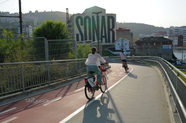 Bir yaz gününde bisiklet sürmek