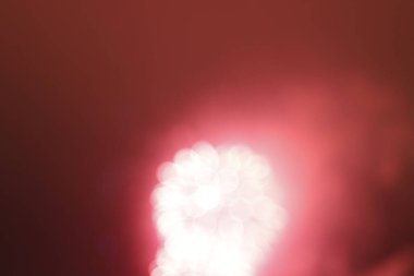 Geceleri havai fişekler patlıyor.