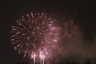 Bir gece etkinliğinde havai fişek gösterisi