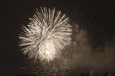 Geceleri havai fişek gösterisi