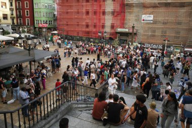 İnsanlar Bilbao 'da sokak festivalinin keyfini çıkarıyor