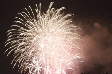 Geceleri havai fişek gösterisi