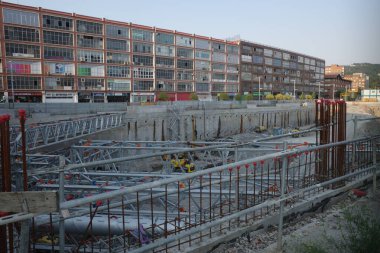 Şehirdeki inşaat alanında.