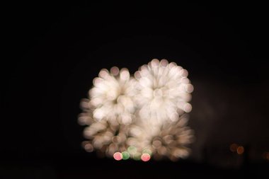 Geceleri havai fişek gösterisi