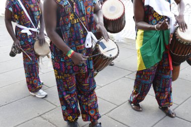Bir festival sırasında Kenyalı davulcular