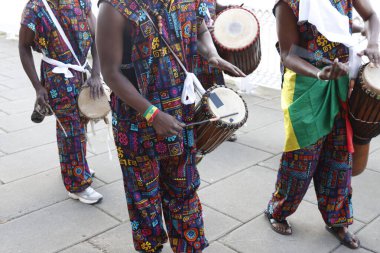 Bir festival sırasında Kenyalı davulcular