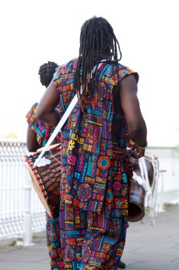 Bir festival sırasında Kenyalı davulcular