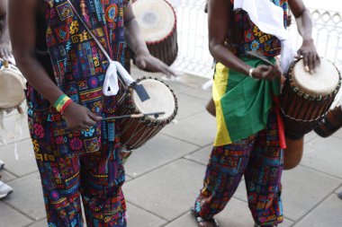Bir festival sırasında Kenyalı davulcular