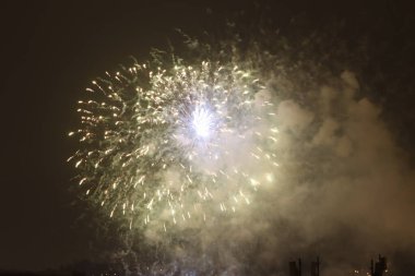 Geceleri havai fişek gösterisi