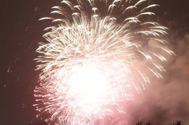 Geceleri havai fişek gösterisi