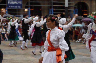 Bask halk dansı gösterisi